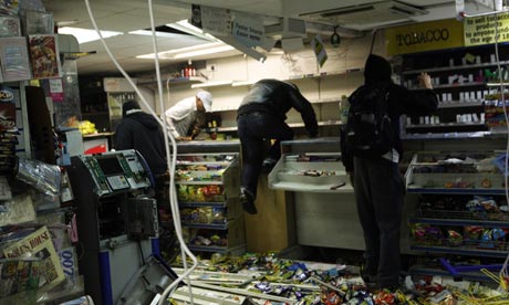 Looters-ransack-a-shop-in-007