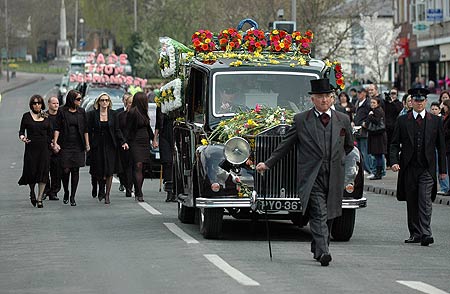 image-1-for-jade-goody-s-funeral-procession-gallery-839515060