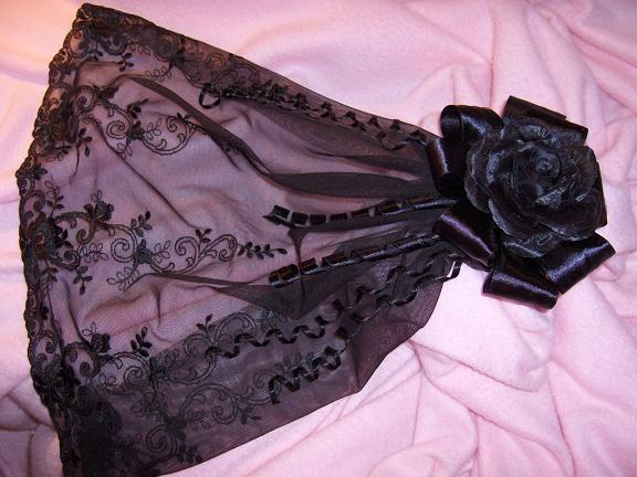 Goth_veil_with_black_rose_by_nashimiron